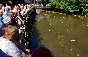 Schaulustige am Mühlengraben Quelle: ksta Schaulustige am Mühlengraben Quelle: ksta